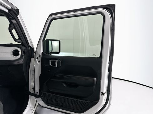 Used 2024 Jeep Wrangler Unlimited Sahara AWD/4WD image 31