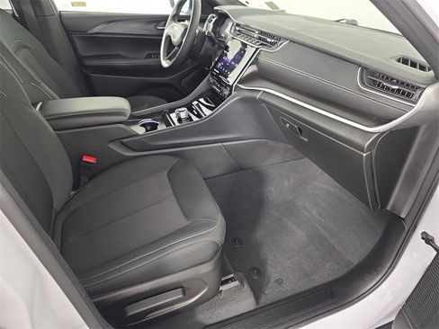 Used 2025 Jeep Grand Cherokee L Laredo image 42