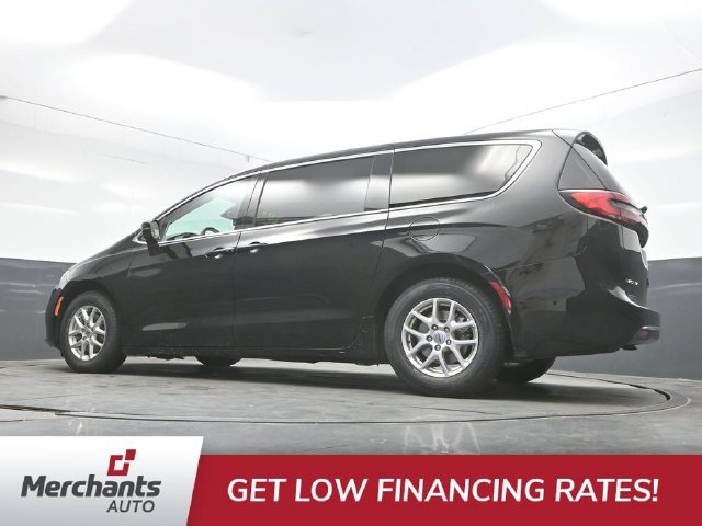 Used 2024 Chrysler Pacifica Touring-L FWD image 33