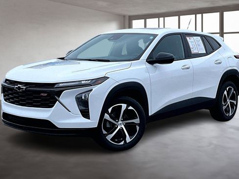 Used 2024 Chevrolet Trax RS w/ Sunroof Package image 2