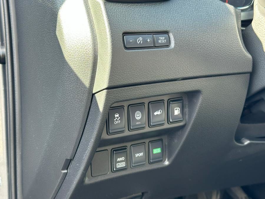 Used 2020 Nissan Rogue SV AWD/4WD image 12