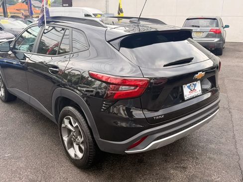 Used 2025 Chevrolet Trax LT FWD image 5