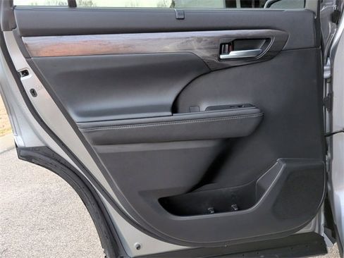 Used 2020 Toyota Highlander Limited image 25
