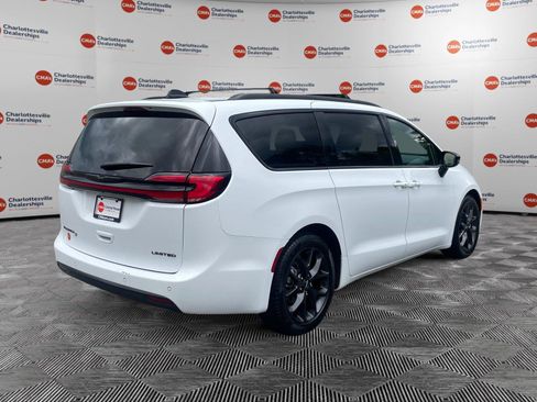 Used 2025 Chrysler Pacifica Limited FWD image 5