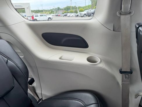 Used 2024 Chrysler Pacifica Touring-L FWD image 38