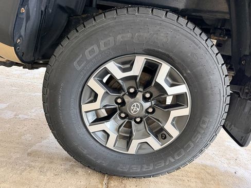 Used 2018 Toyota Tacoma TRD Off-Road image 11