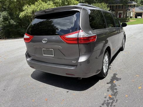 Used 2016 Toyota Sienna XLE FWD image 3