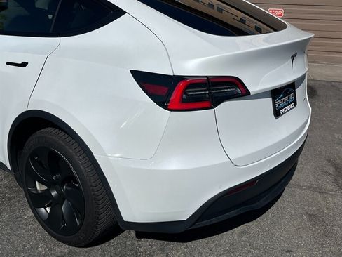 Used 2021 Tesla Model Y Long Range AWD/4WD image 14