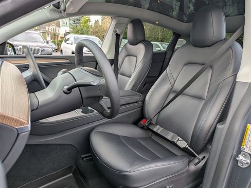 Used 2022 Tesla Model Y Long Range image 24