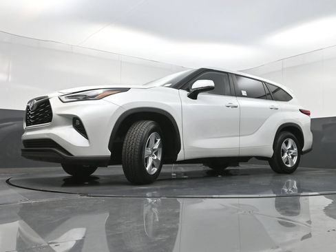 Used 2023 Toyota Highlander LE FWD image 27