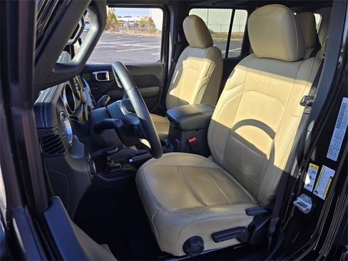 Used 2018 Jeep Wrangler Unlimited Sahara image 9