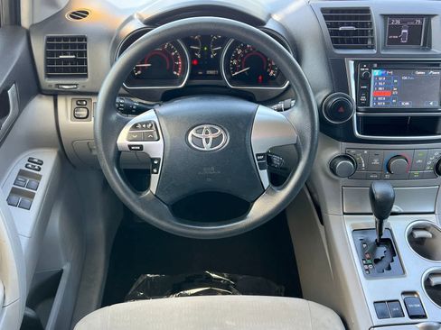 Used 2013 Toyota Highlander Plus FWD image 15