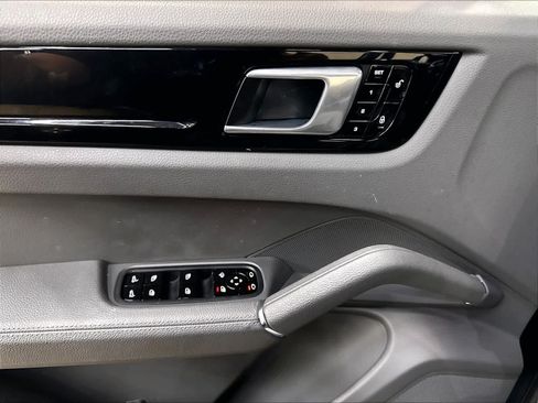 Used 2019 Porsche Cayenne AWD/4WD image 38
