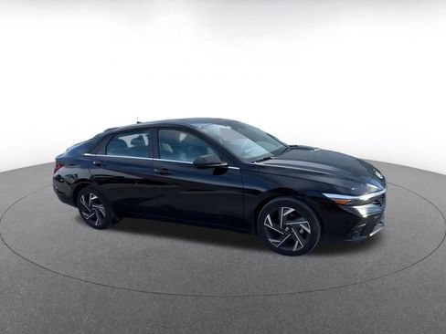 Used 2025 Hyundai Elantra SEL image 2