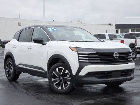 Used 2025 Nissan Kicks SV AWD/4WD image 2