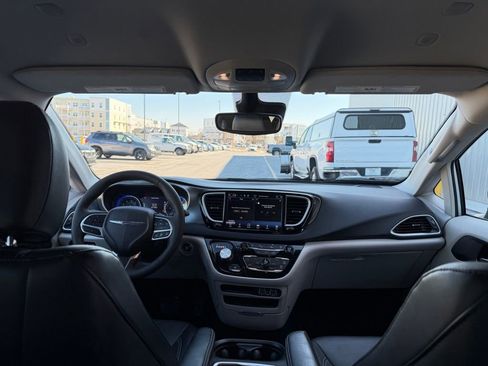 Used 2024 Chrysler Pacifica Touring-L image 20