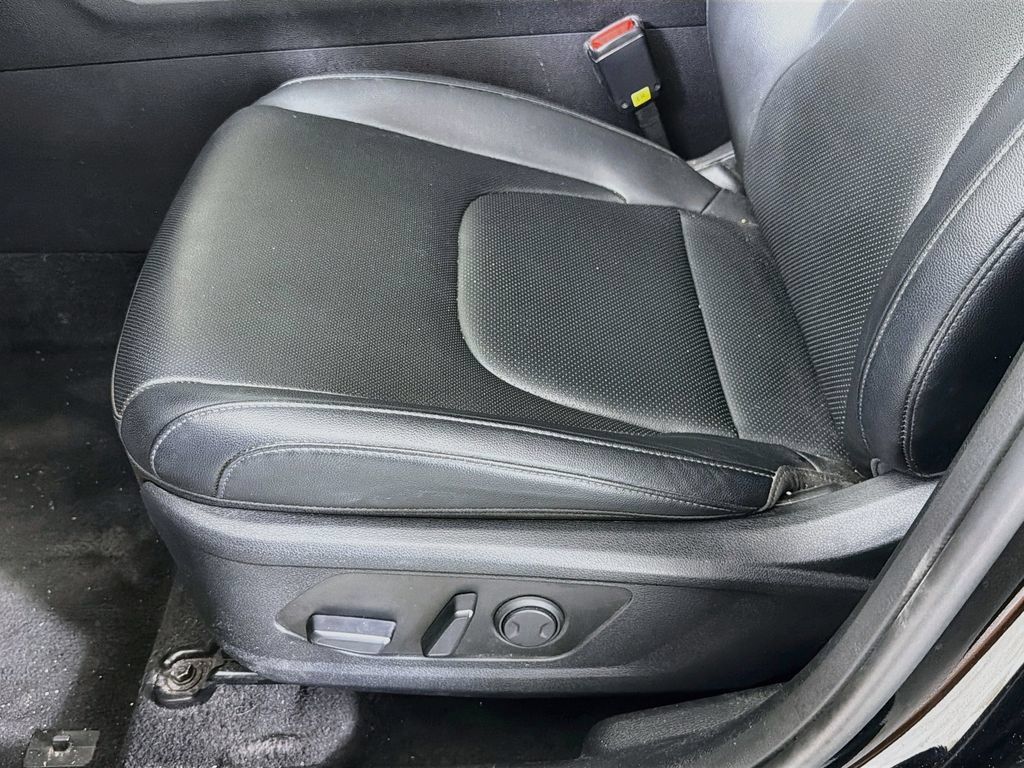 Used 2025 Kia Sportage EX w/ Premium Package FWD image 24