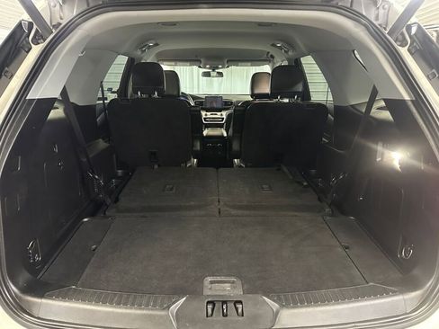 Used 2020 Ford Explorer XLT w/ Equipment Group 202A AWD/4WD image 24