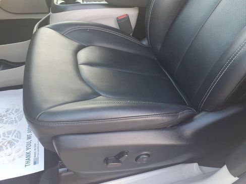 Used 2024 Chrysler Pacifica Touring-L image 11