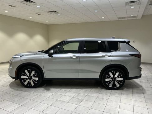 Used 2025 Mitsubishi Outlander AWD image 2