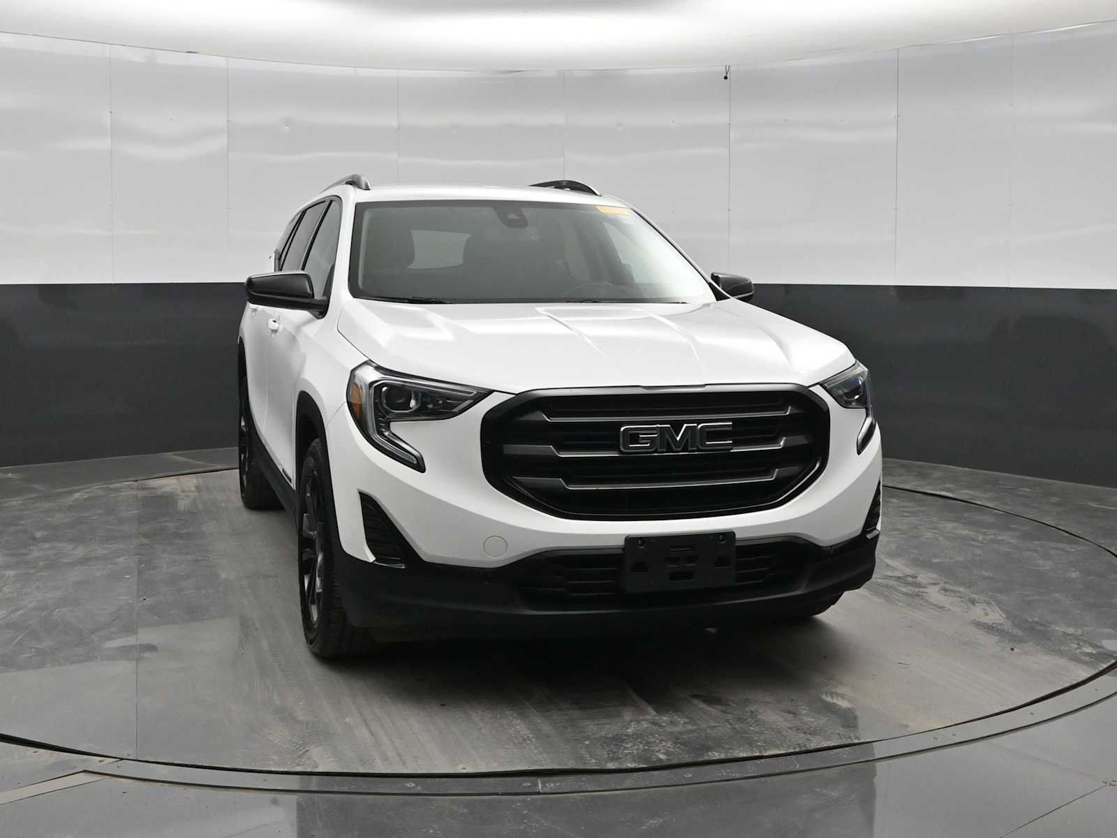 Used 2021 GMC Terrain SLE w/ Driver Convenience Package FWD image 2