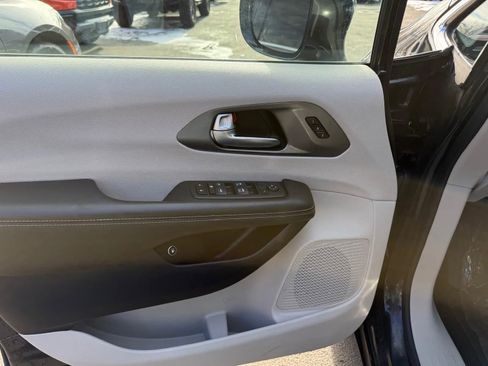 Used 2022 Chrysler Pacifica Touring-L image 37