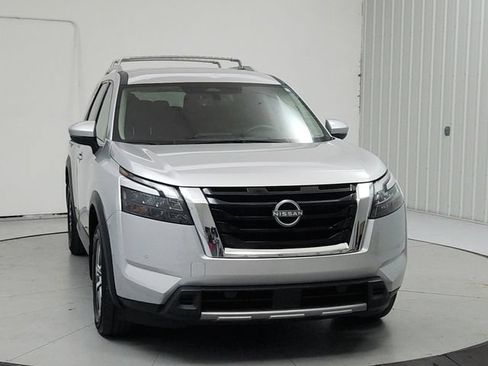 Used 2025 Nissan Pathfinder SL AWD/4WD image 2