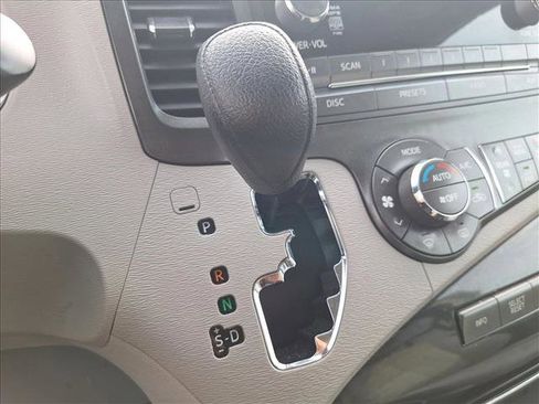 Used 2014 Toyota Sienna LE image 13