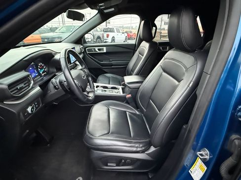 Used 2020 Ford Explorer XLT w/ Equipment Group 202A AWD/4WD image 13