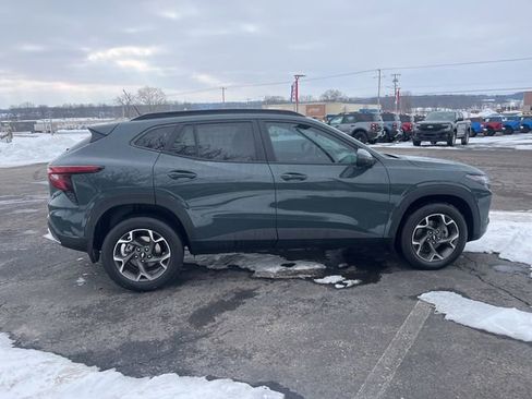 Used 2025 Chevrolet Trax LT w/ Driver Confidence Package FWD image 5