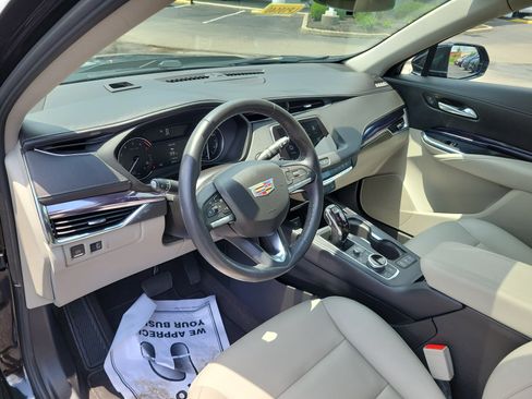 Used 2023 Cadillac XT4 Luxury w/ Cold Weather Package FWD image 19