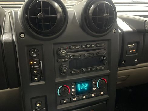 Used 2005 HUMMER H2 SUT w/ Preferred Equipment Group AWD/4WD image 8
