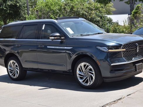 New 2026 Lincoln Navigator Reserve AWD/4WD image 4