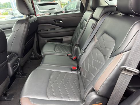 Used 2024 Nissan Pathfinder Platinum w/ Black Appearance Package AWD/4WD image 13