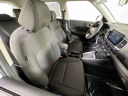 Used 2024 Hyundai Venue SE FWD image 25