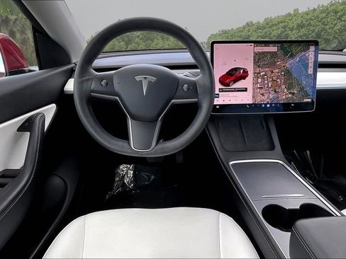 Used 2021 Tesla Model Y Long Range image 8