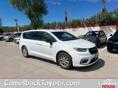 Used 2025 Chrysler Pacifica Select