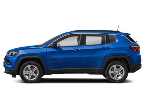 Used 2023 Jeep Compass Latitude w/ Convenience Group AWD/4WD image 2