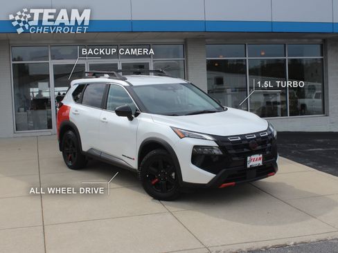 Used 2025 Nissan Rogue SV AWD/4WD image 2