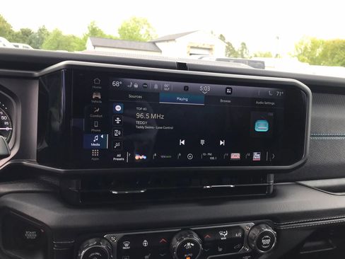 Used 2025 Jeep Wrangler Unlimited Rubicon 4xe w/ Convenience Group AWD/4WD image 19