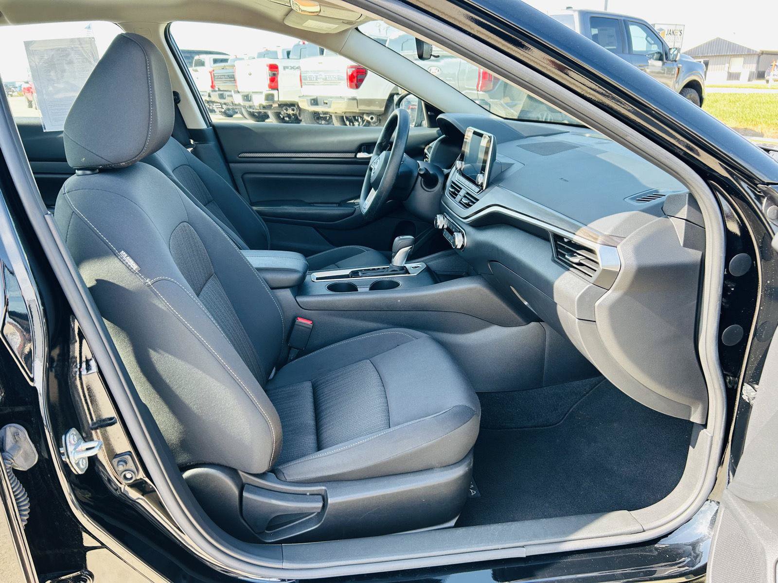 Used 2025 Nissan Altima 2.5 SV FWD image 28