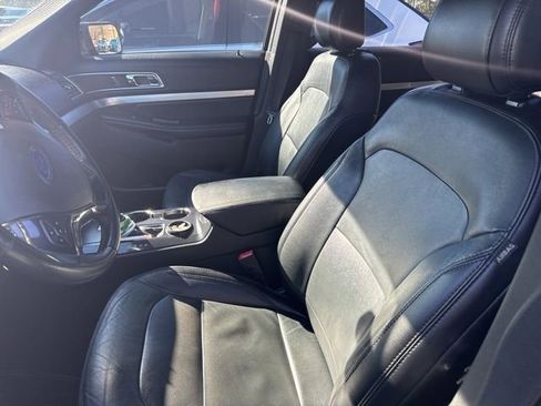 Used 2017 Ford Explorer XLT w/ Equipment Group 202A image 5