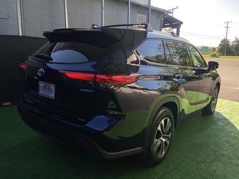 Used 2021 Toyota Highlander XLE AWD/4WD image 6