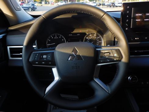 New 2025 Mitsubishi Outlander SE image 15