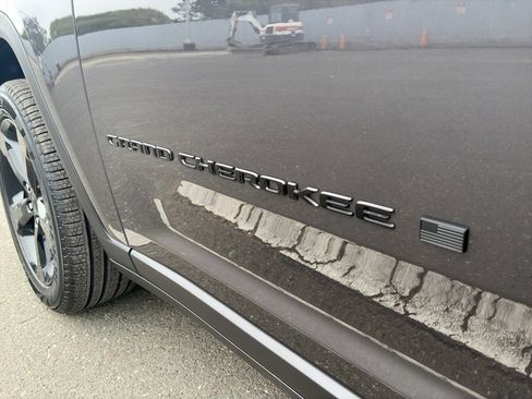 New 2025 Jeep Grand Cherokee L Limited w/ Luxury Tech Group II image 3