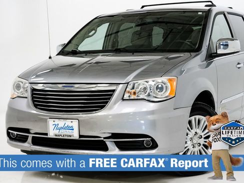 Used 2013 Chrysler Town & Country Limited image 2