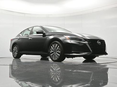 Used 2025 Nissan Altima 2.5 SV FWD image 38