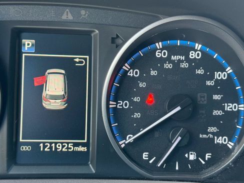 Used 2017 Toyota RAV4 LE AWD/4WD image 16
