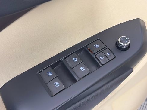 Used 2019 Toyota Highlander XLE AWD/4WD image 25