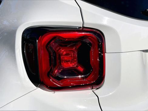 Used 2021 Jeep Renegade Latitude w/ Sun & Sound Group image 27